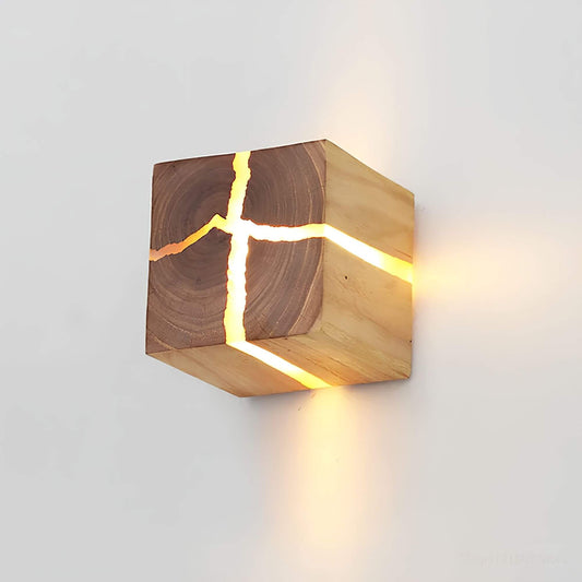 SolidWoodCube-Wandleuchte-Handgefertigte-LED-Wandlampe-aus-Massivholz-xlumina